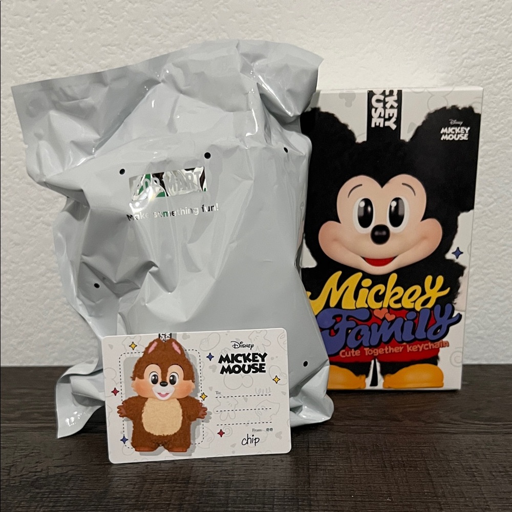 Mickey Family Cute Together Keychain Series - Confirmed Chip